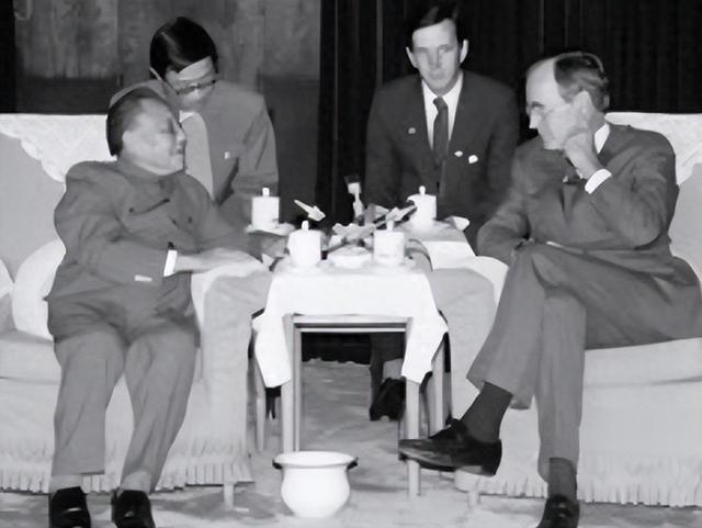 1975年老布什离开中国,饯行宴上邓公笑问:你是不是一直在监视我