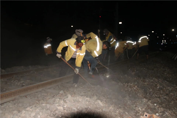 精阿铁路利用天窗点安装扣轨梁