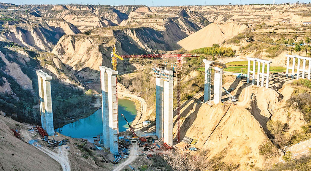 运三高速公路三门峡公铁黄河大桥连接线项目周仓沟大桥建设正酣