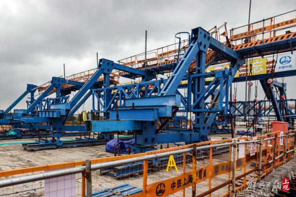 "挂篮"移动让桥梁在空中"生长"  上海s3公路浦南运河桥连续梁贯通