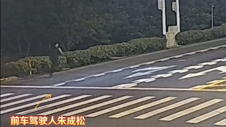 然后下车查看情况朱成松赶忙将车靠边停好意识到是发生了事故不受控制