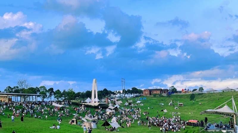 修文苏格兰牧场:2000余人共享草地音乐节盛宴