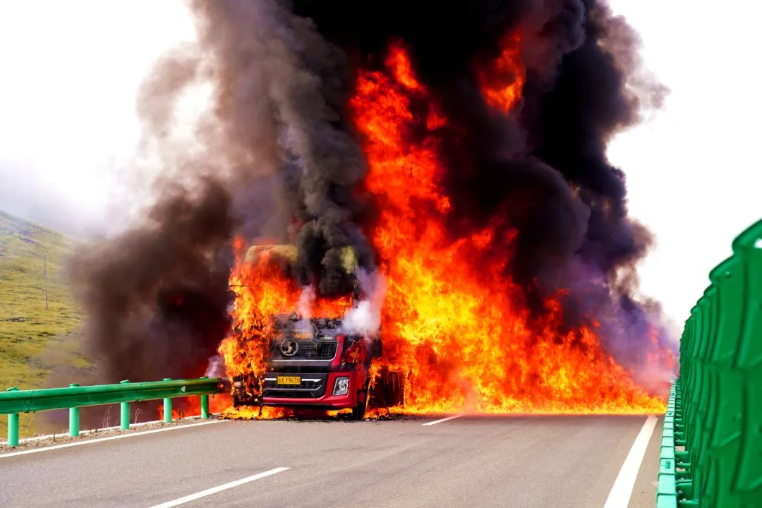 高速公路上一半挂车突然起火