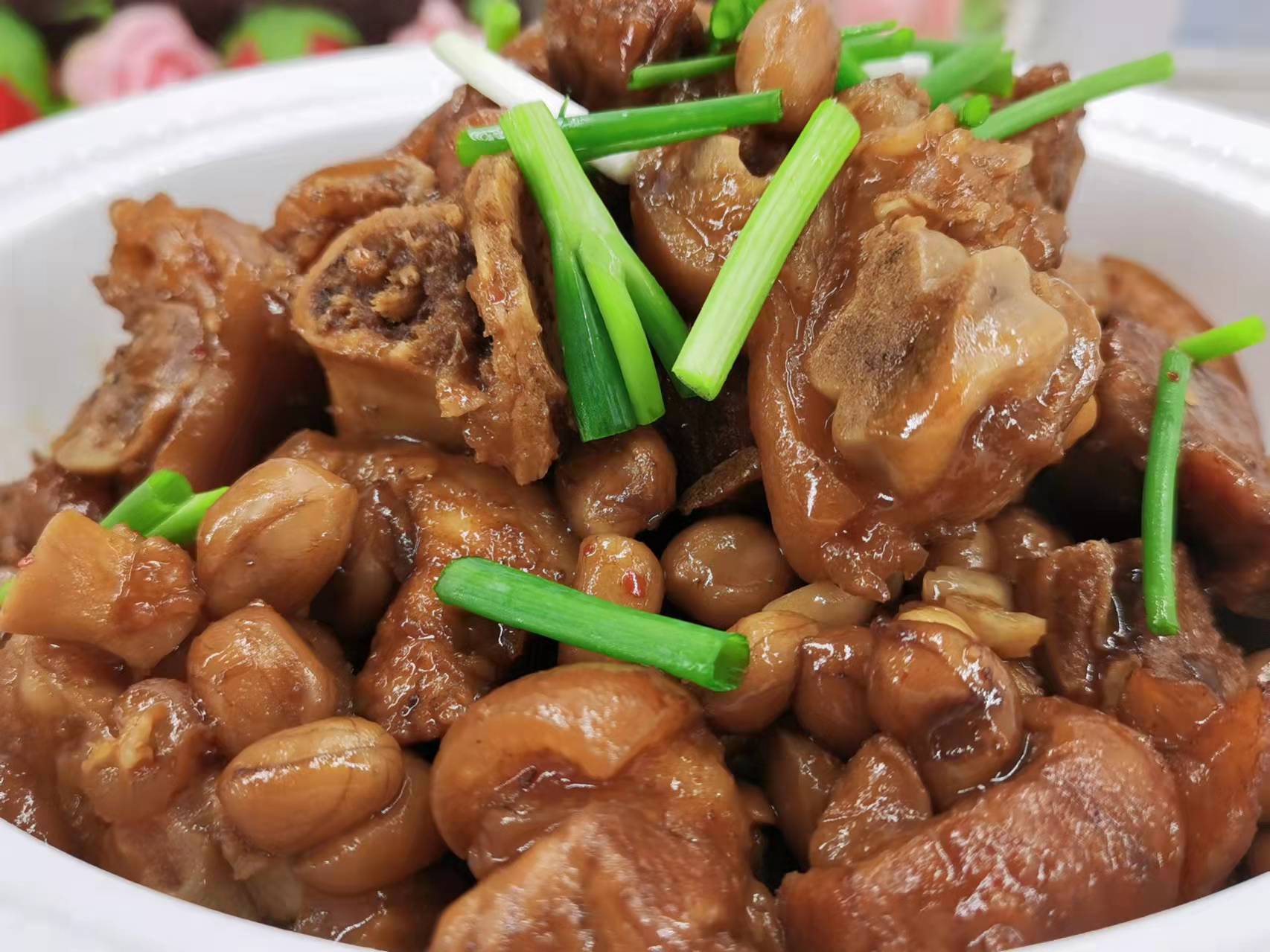 广东传统名菜花生焖猪脚,口感q弹软糯,鲜香入味,做法也很简单