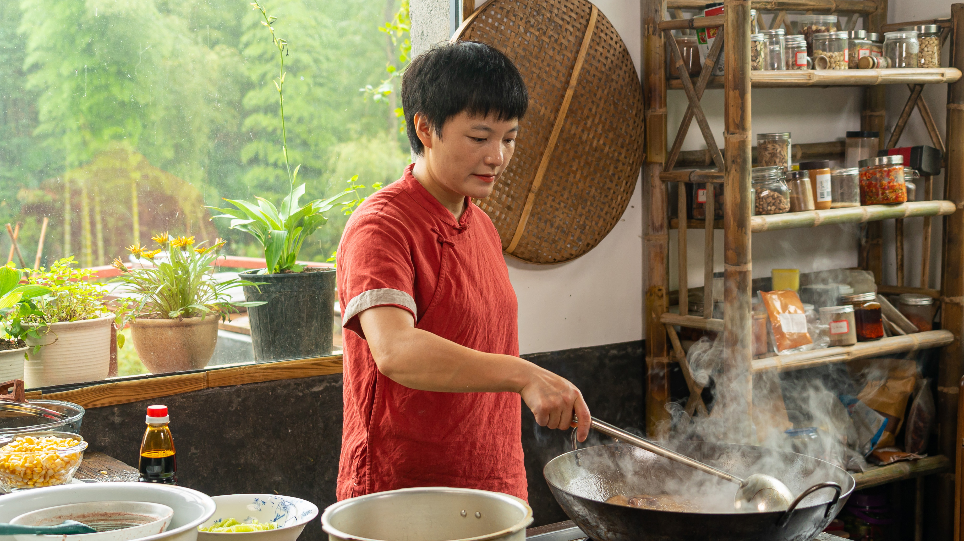 "湘野红姐"龚红玉:让丰收的味道飘向更远的地方