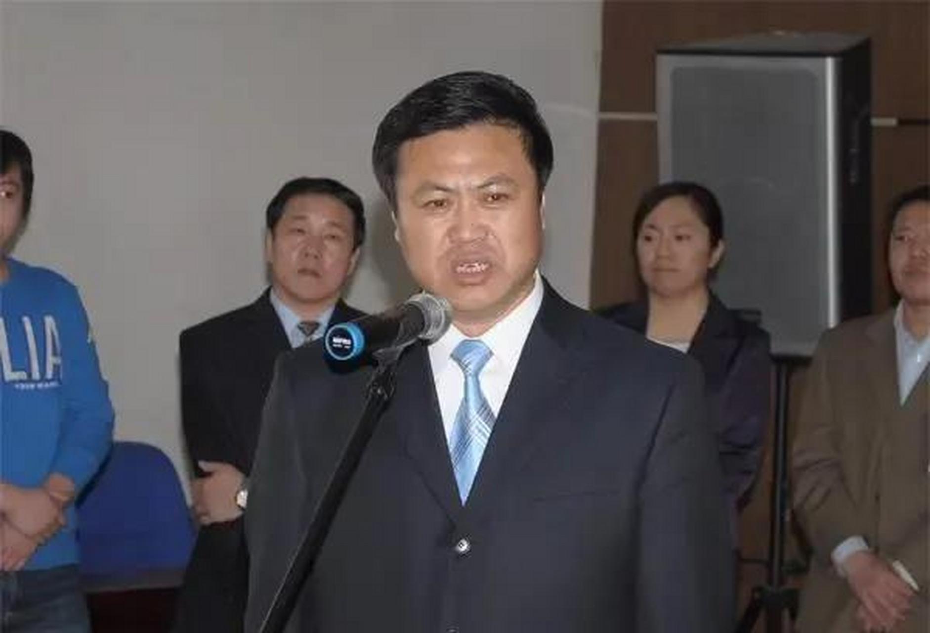 这个人叫张宝泉 这个人担任过呼伦贝尔市牙克石市人民政府代市长