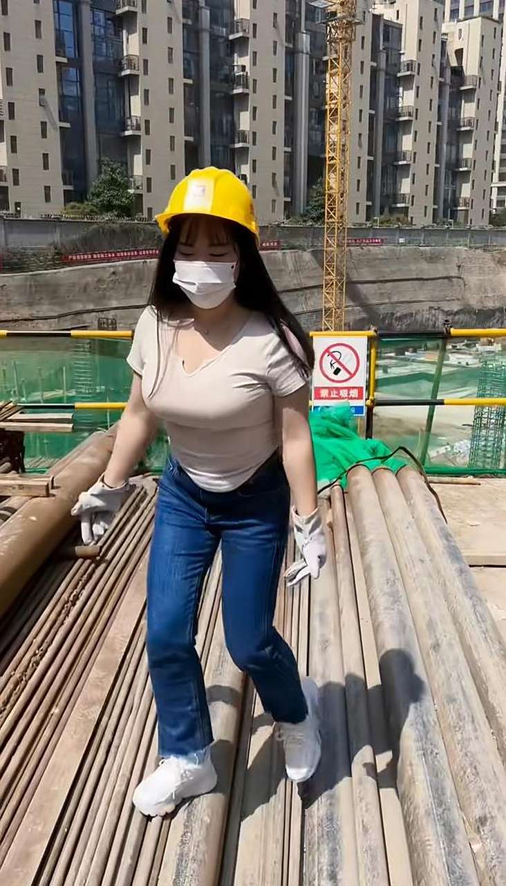 陕西:女子在工地打工,因装扮清凉引热议,工友:谁看不迷糊 在建筑工地