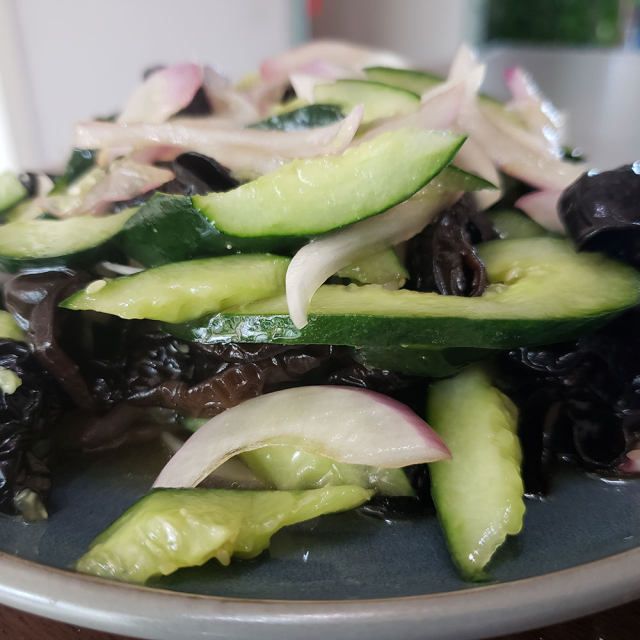 洋葱黄瓜拌木耳,简单又营养,清淡爽口开胃快手菜!