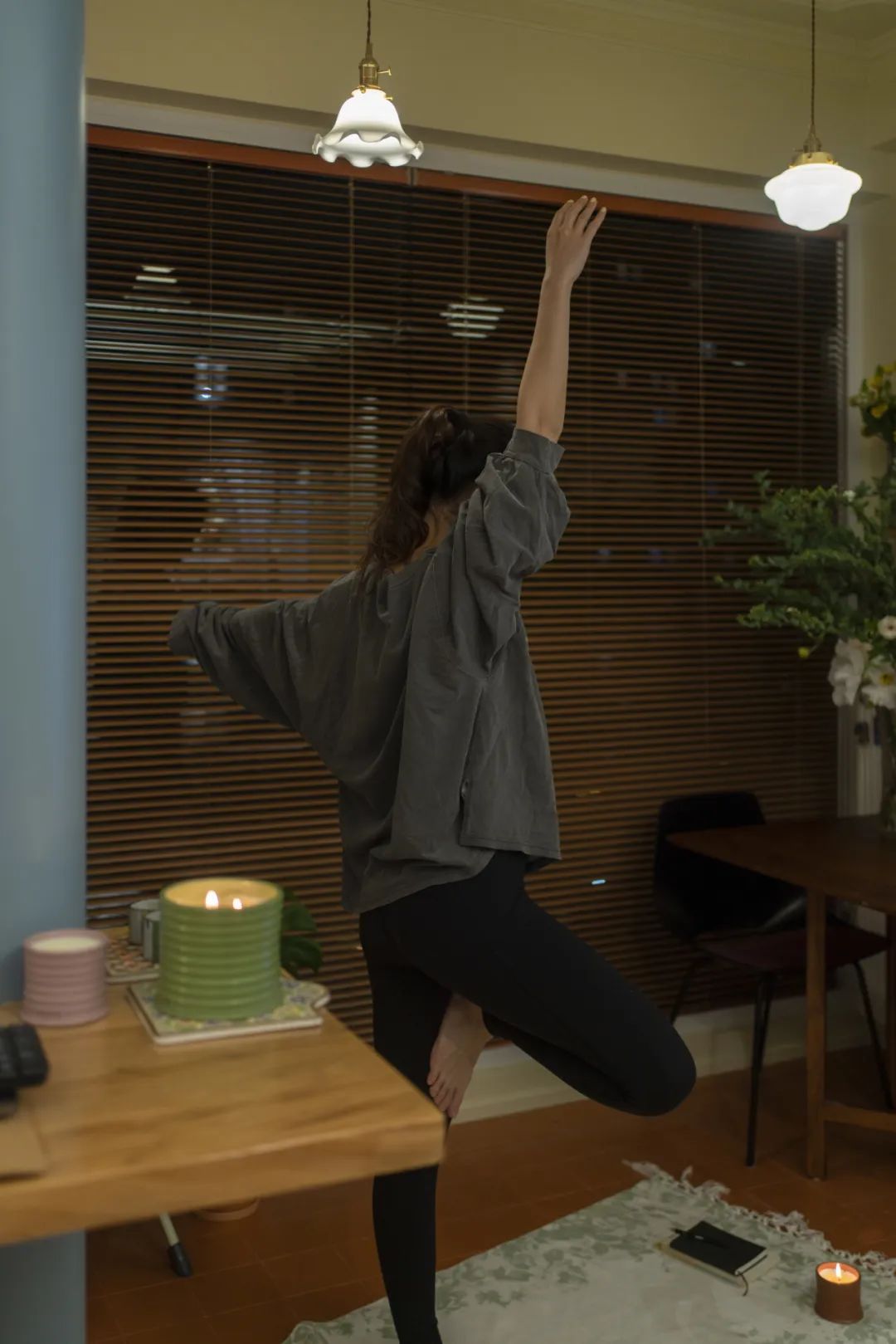 而小餐桌节约出来的面积,让爱运动的faye能够在阳台做瑜伽或健身.