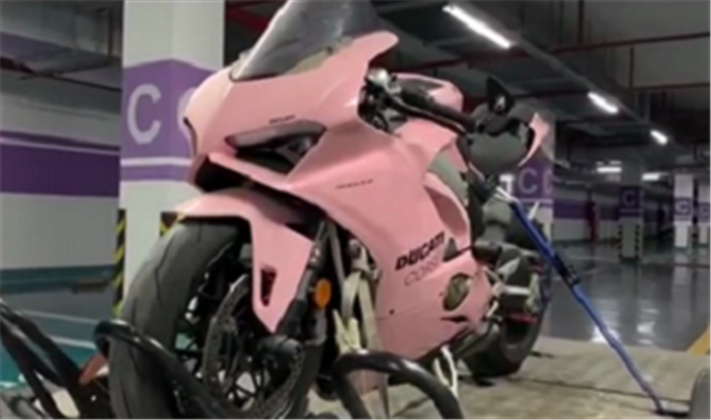 杭州首台"少女粉"杜卡迪v4,车价6位数,全车贴膜,上街很拉风