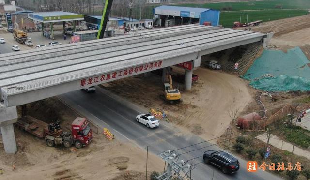 上罗高速跨国道230分离式立交桥主跨40米箱梁顺利架设成功