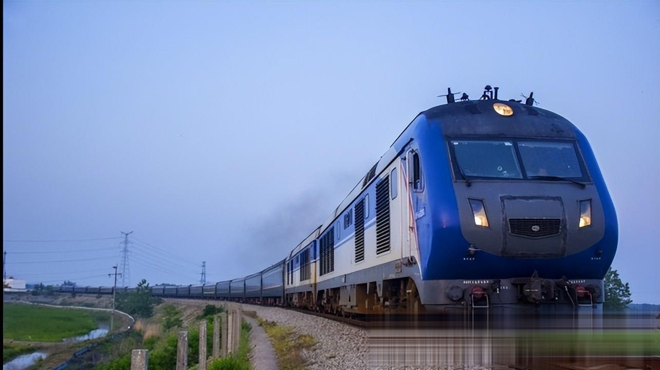 江苏南通开往深圳的快速列车,途经扬州,合肥,全程1960公里