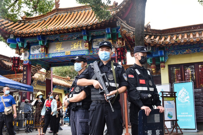 国庆我在岗 忠诚护平安 昆明特警全警出动织密春城巡逻防控"平安网"