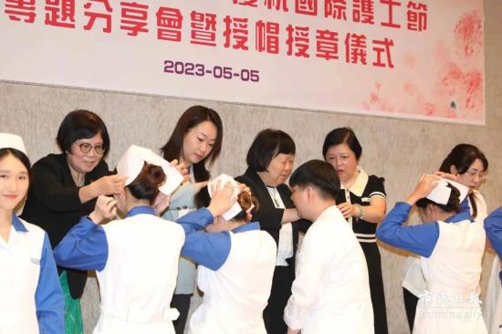 澳门镜湖护理学院贺百年勉师生图强