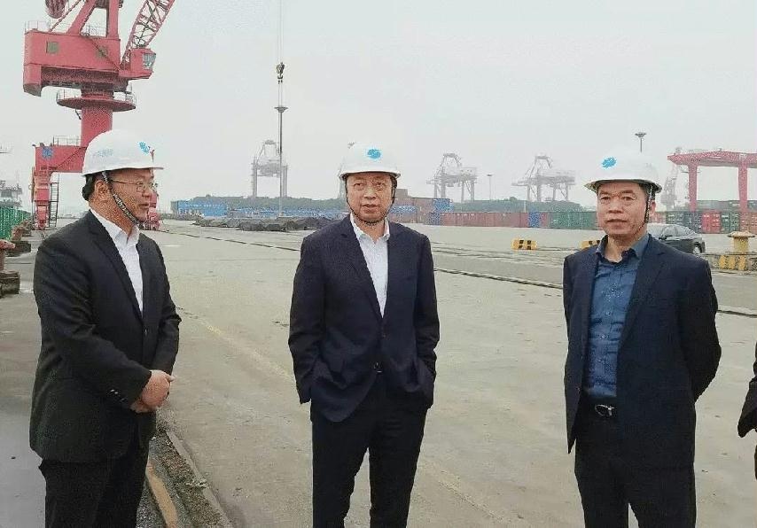 海港集团董事长毛剑宏在江阴苏南码头调研时强调 全力以赴达产达标