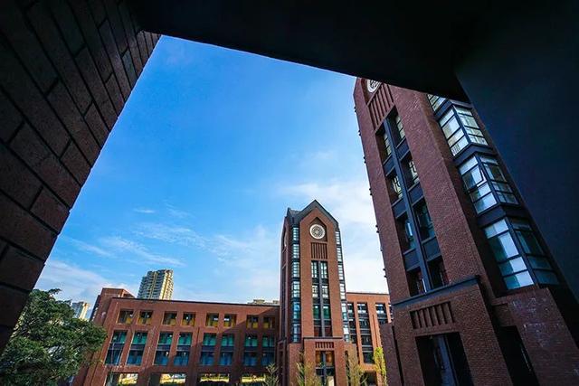 家长投诉:福州中加学校收费不明,孤立孩子!学校回应「新闻三剑客」