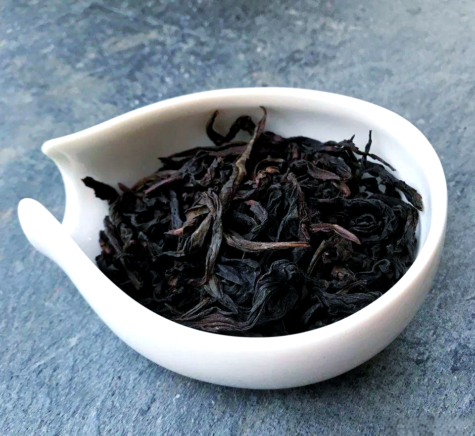 大红袍,这一产自福建武夷山地区的珍稀茶叶,生长在悬崖绝壁,深坑巨谷