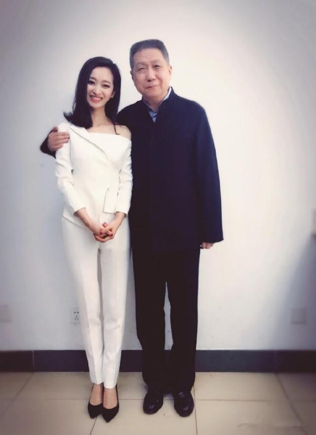 王治郅退役后的幸福人生,现任妻子肤白貌美,篮球事业蒸蒸日上