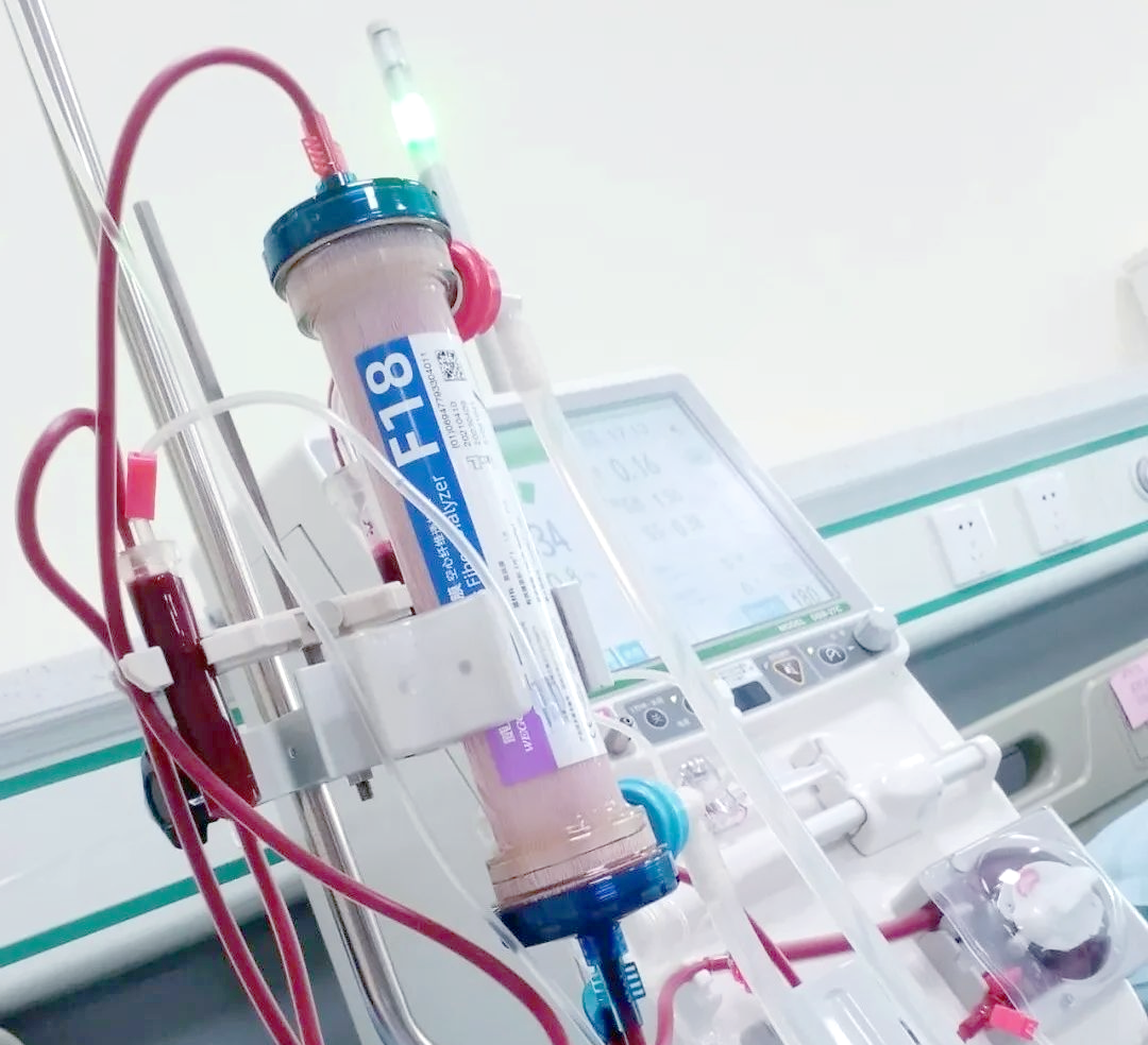 在此过程中,患者的血液会被引出体外,进入透析器,通过弥散和渗透的