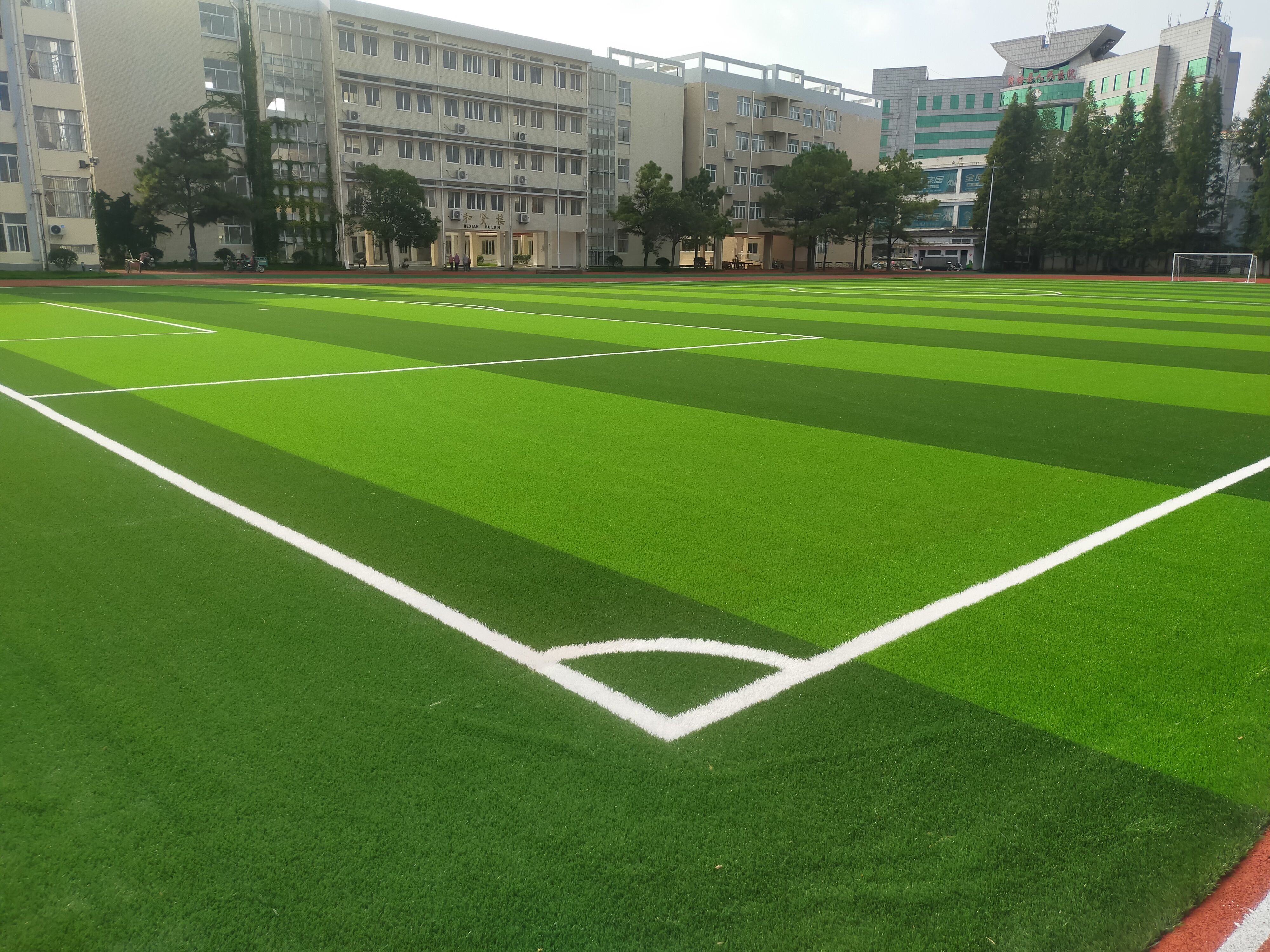 人造草坪与真的草坪还是有很大区别的,人造草坪有哪些特点呢?