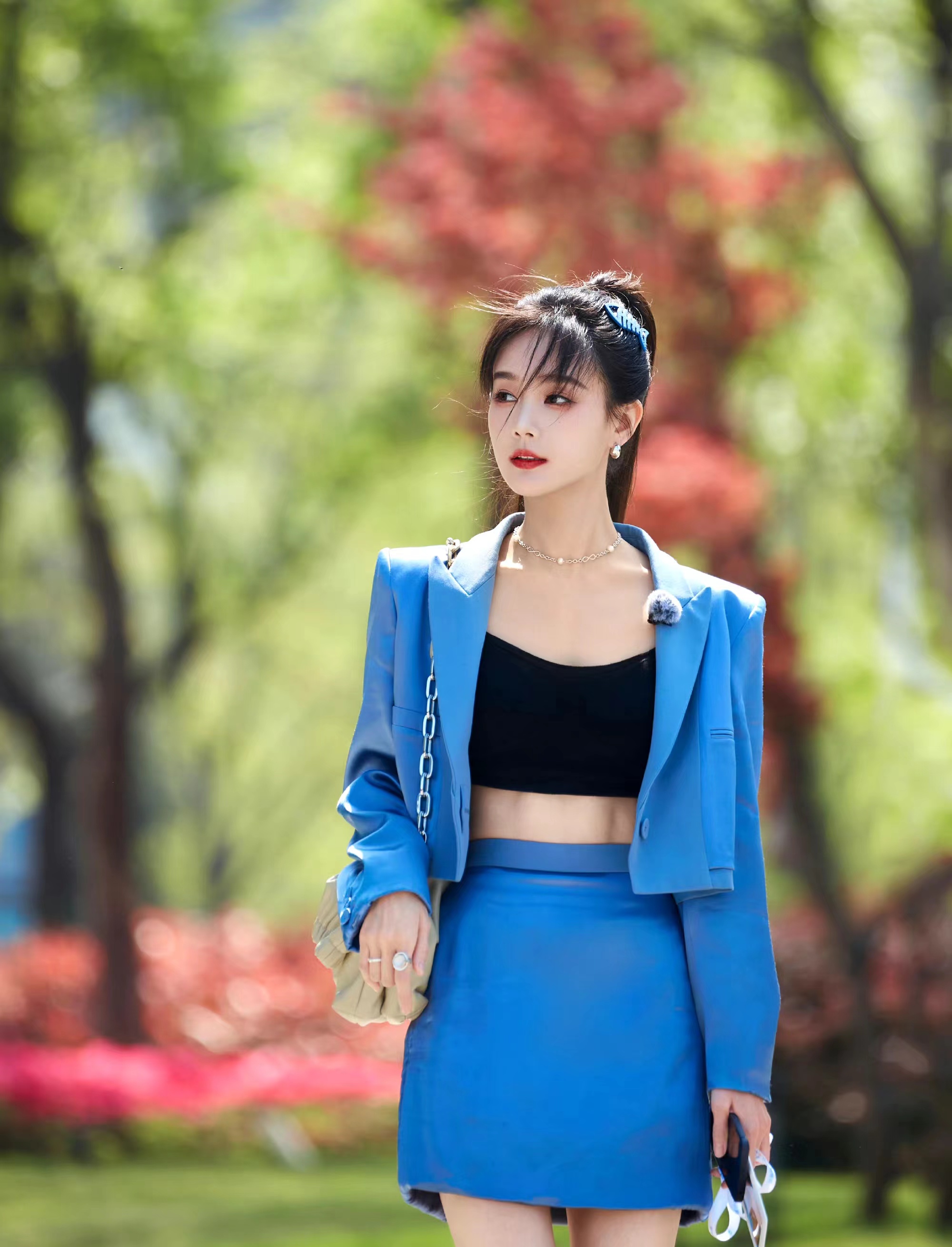 李一桐《女子推理社》新造型,穿一身蓝色套装裙,精致又时髦!