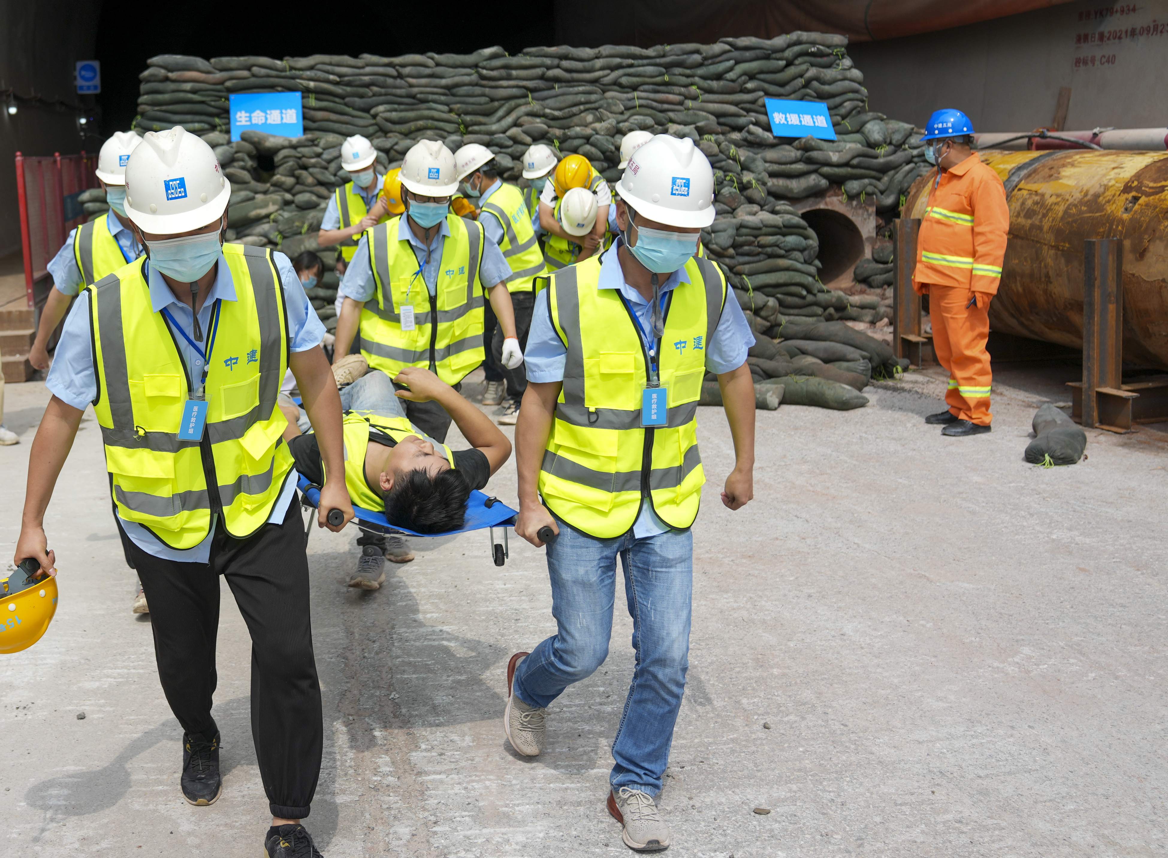 (社会)重庆举行隧道坍塌应急救援演练