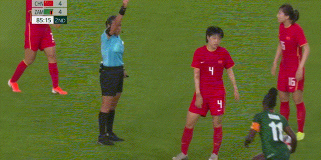 中国女足后卫处理球非常毛躁！
