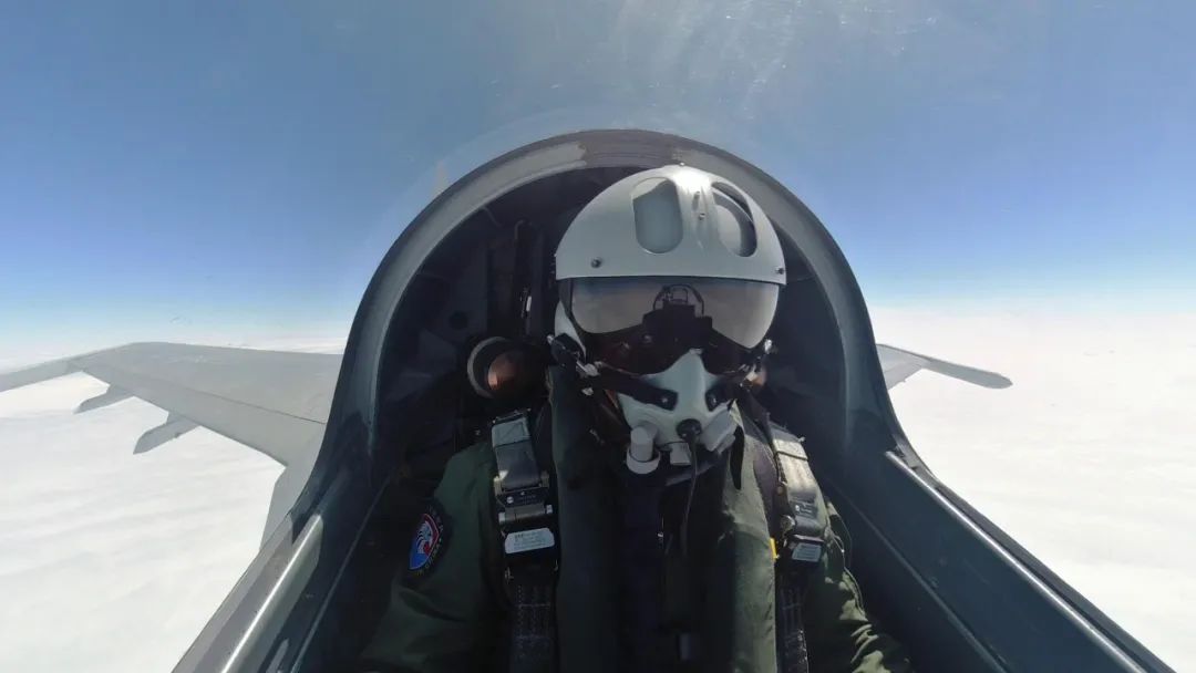 又一批飞行员飞上歼-16