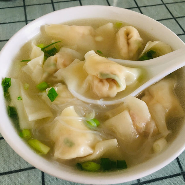鸡汤粉丝馄饨,汤鲜味美,吃一碗元气满满