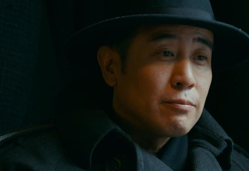 《悬崖之上》老金被楚良锁喉那段,他脖子就是受伤了