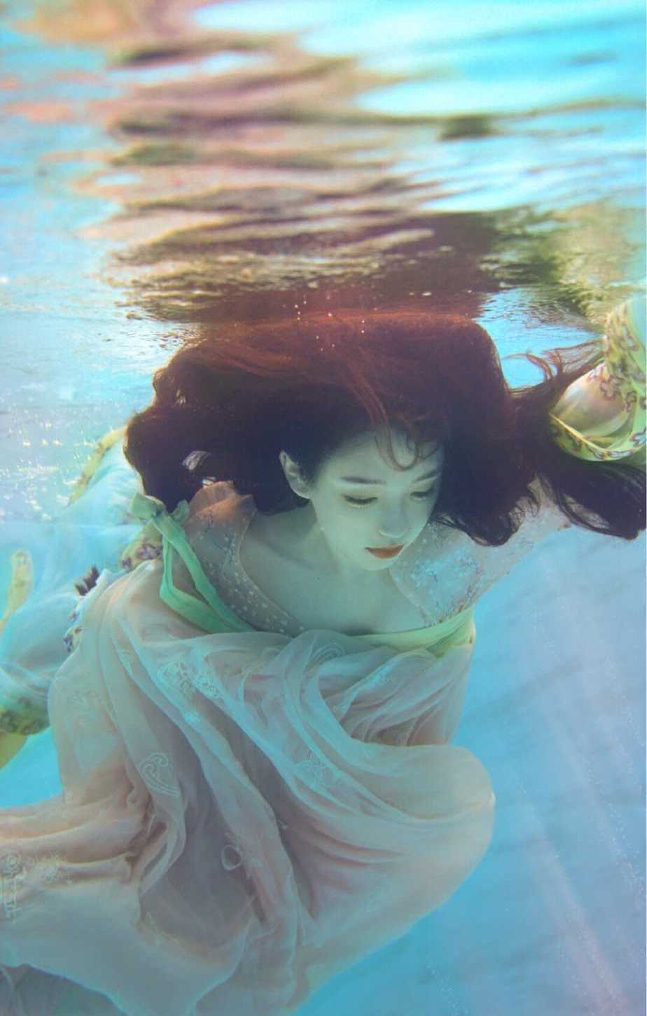 最近火了一种"水下汉服"写真,效果太惊艳,路人也跃跃欲试