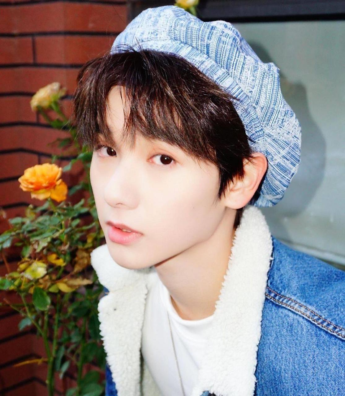 高卿尘ins更新 蓝色牛仔外套搭配蓝色贝雷帽,今天是蓝