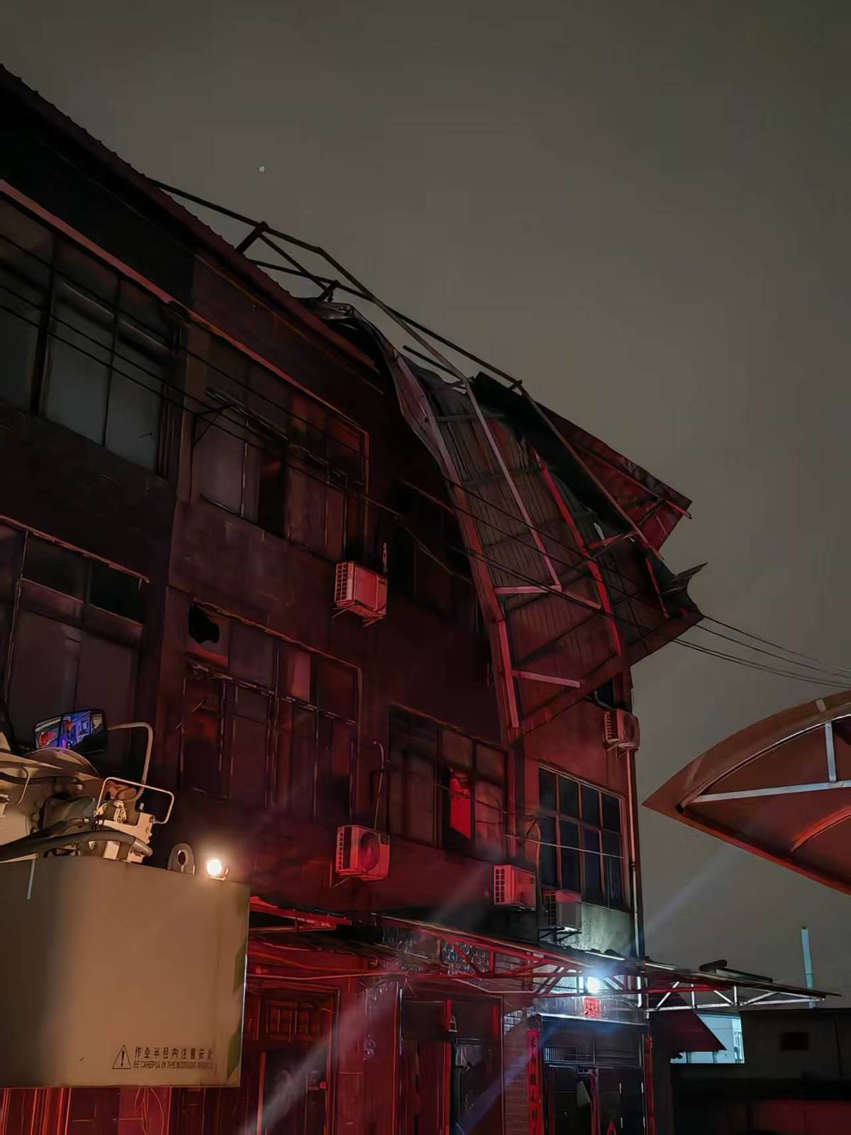 除夕凌晨大风突袭掀翻彩钢瓦房顶城管等部门连夜消除安全隐患