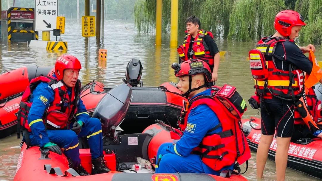 北京蓝天救援队:731暴雨救援行动共投入队员2364人,完成转移人员35997