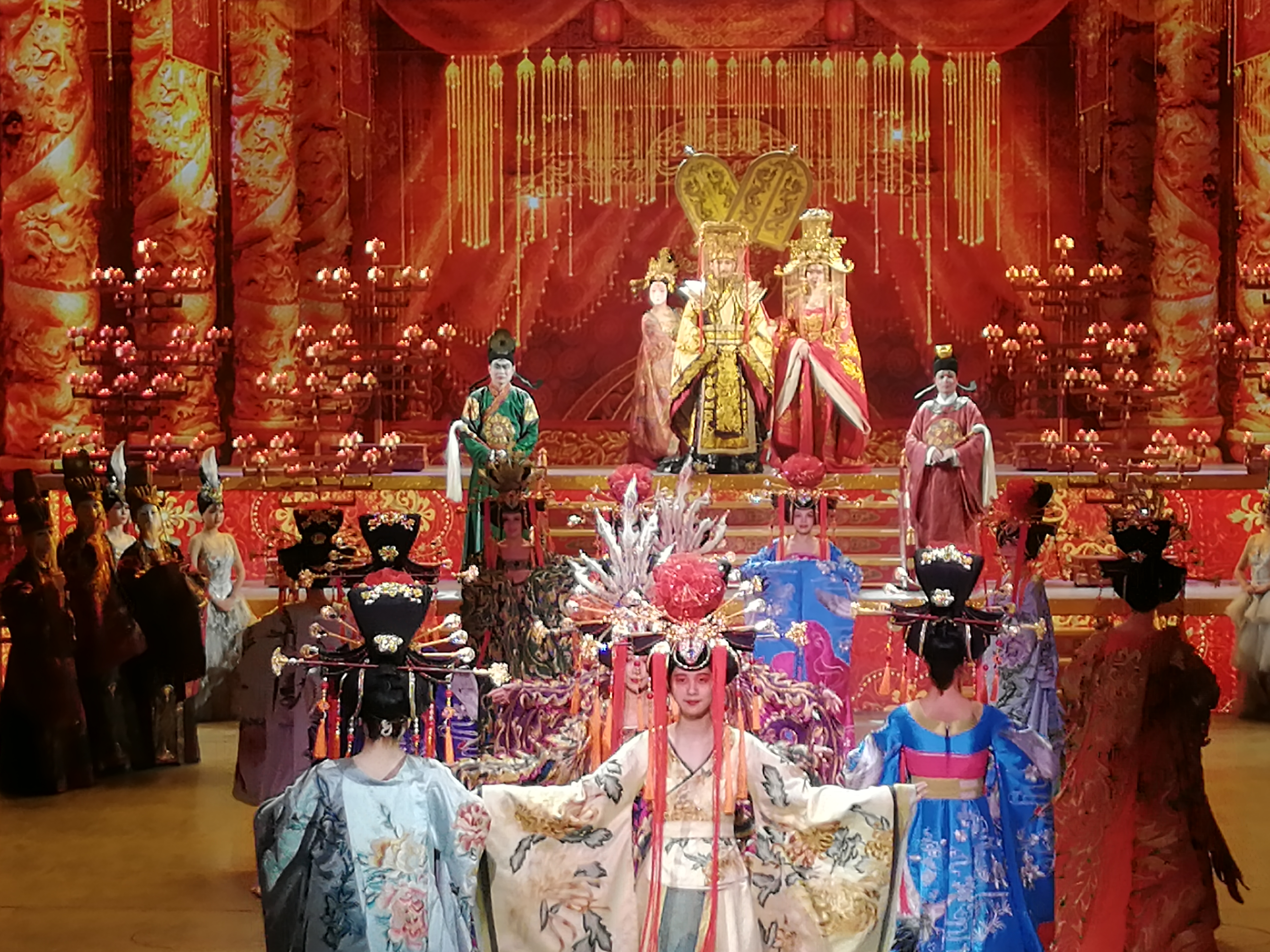 西安大唐芙蓉园凤鸣九天剧院演出的《梦回大唐》剧照