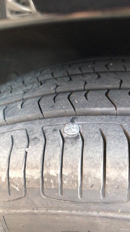 轮胎被扎了螺丝钉如何处理?可以自己拔出来吗?