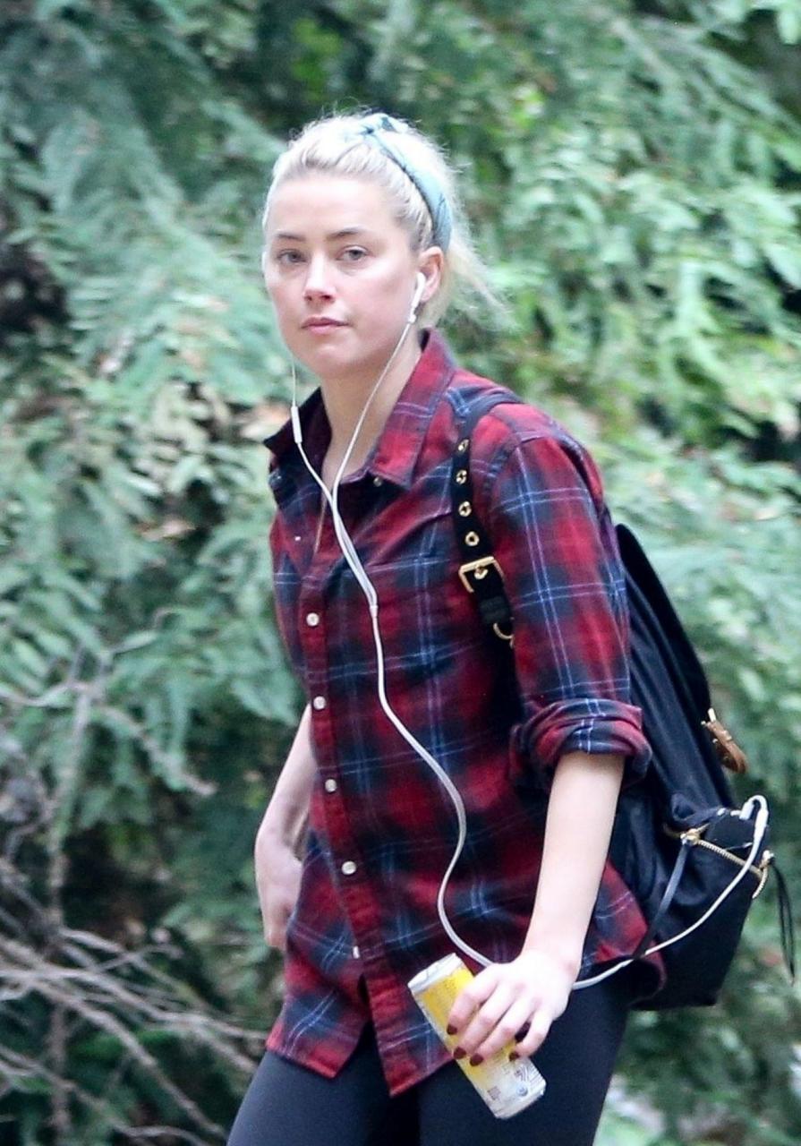 马斯克前女友艾梅柏真的颜值超高 她出门不化妆就说明很自信了!