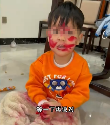 广东一熊孩子拿妈妈口红化妆,被妈妈发现后,提的要求让网友笑喷