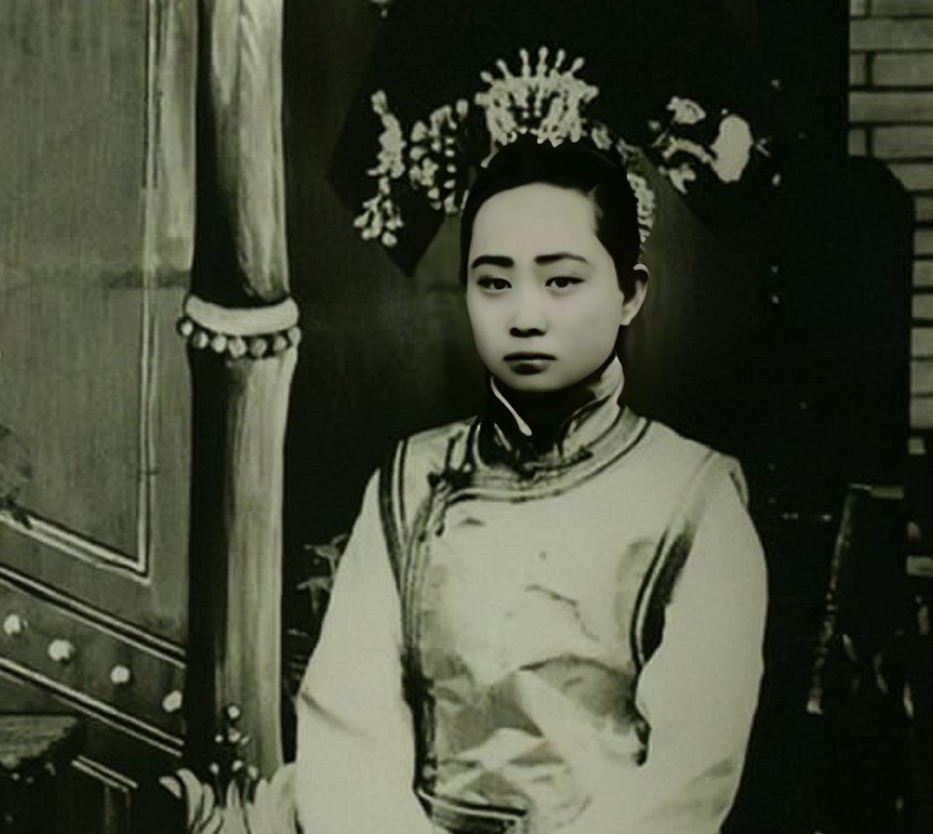 晚清老照片:皇弟溥杰与王妃大婚之喜,肥头大耳的文官与小妾!