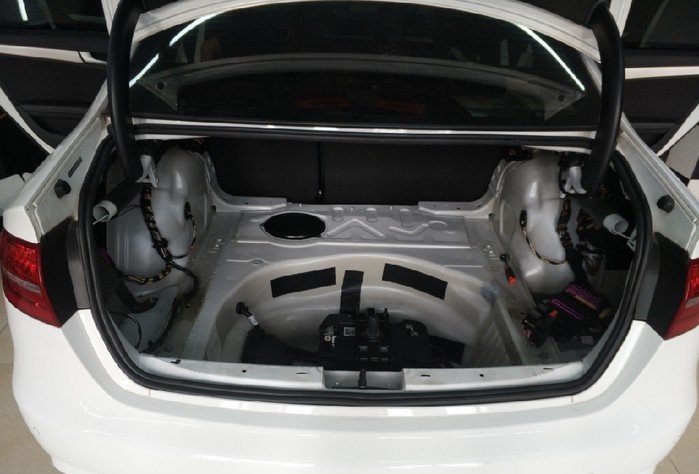 奥迪a4l底盘尾箱铲除沥青,贴隔音