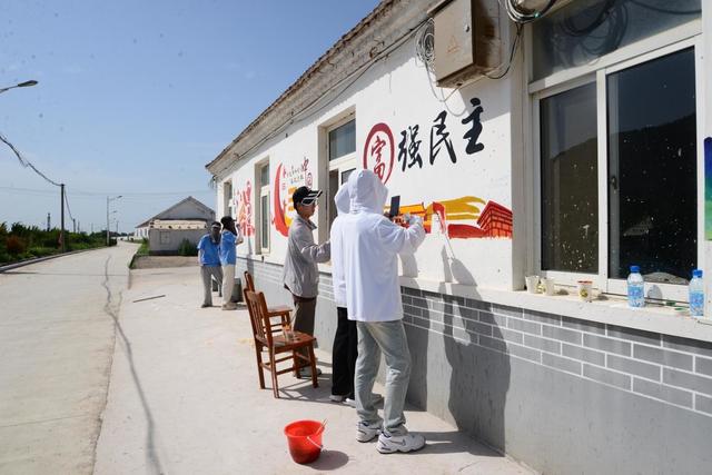 山师美术学院"蒲公英"社会实践队手绘墙画扮靓乡村