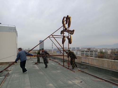 张掖市城管执法局:拆除楼顶镂空字体 助力文明城市创建