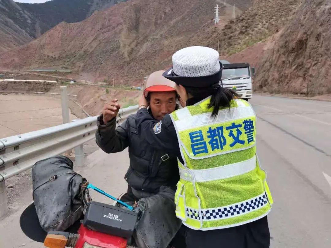 昌都交警聚焦"减量控大" 持续开展"一盔一带"