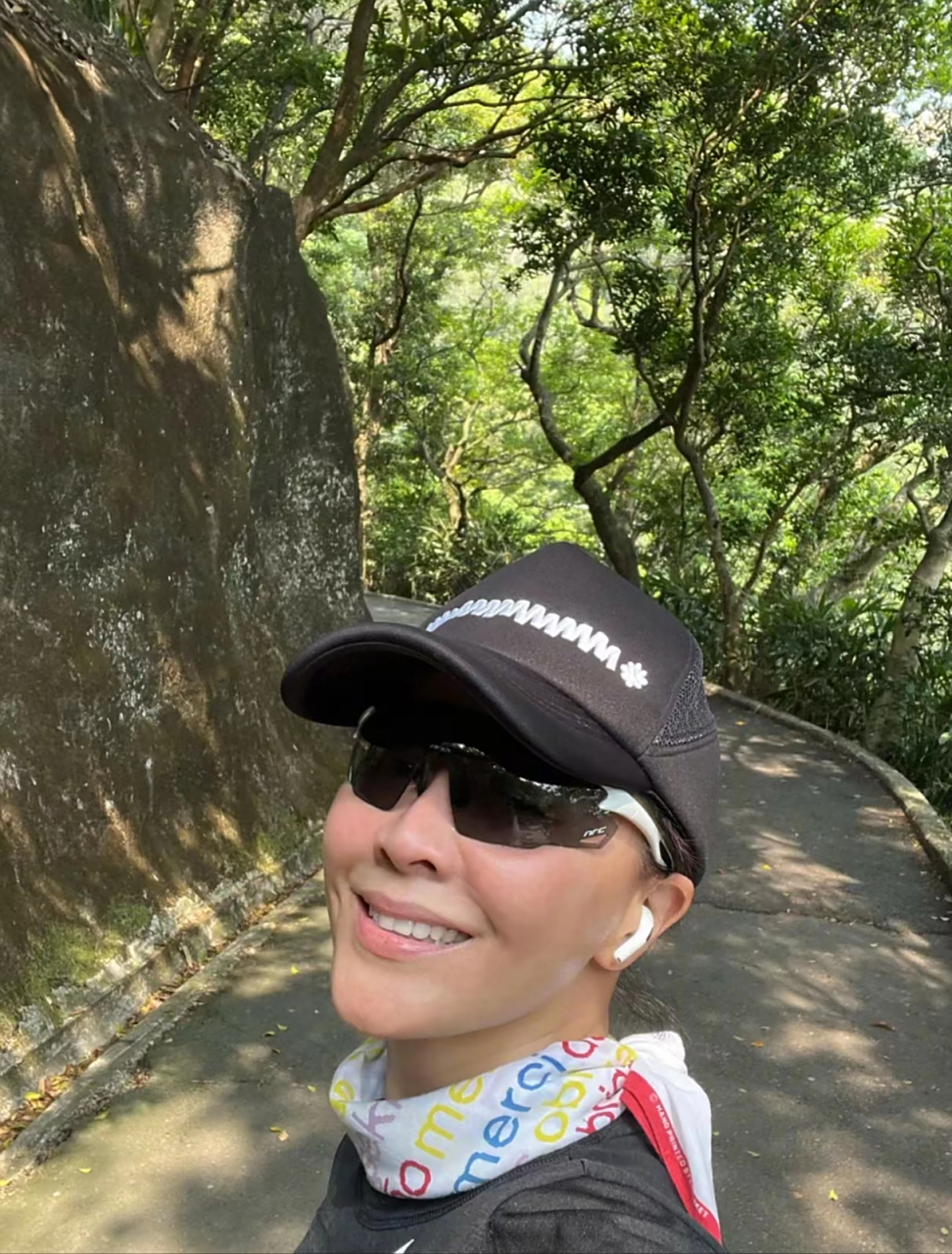 刘嘉玲晒跑步照,素颜状态下的她,小脸红扑,气色绝佳. 感觉香港的明星