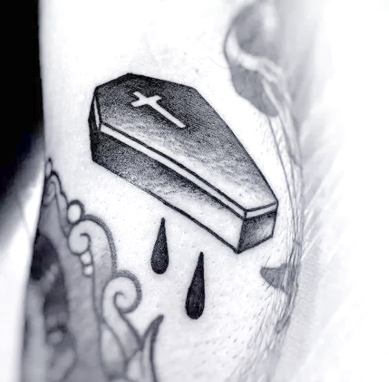 他们选择将棺材纹身置于身上,意在寄托升官发财的美好愿望