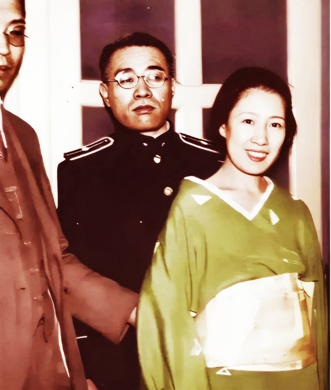 曾经的阿部定是个美女,身世十分坎坷.有一次,她和一个男人有染