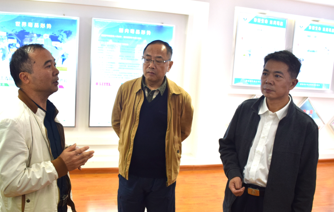 湖南省禁毒办副主任邓远良一行来醴陵四中督导禁毒工作
