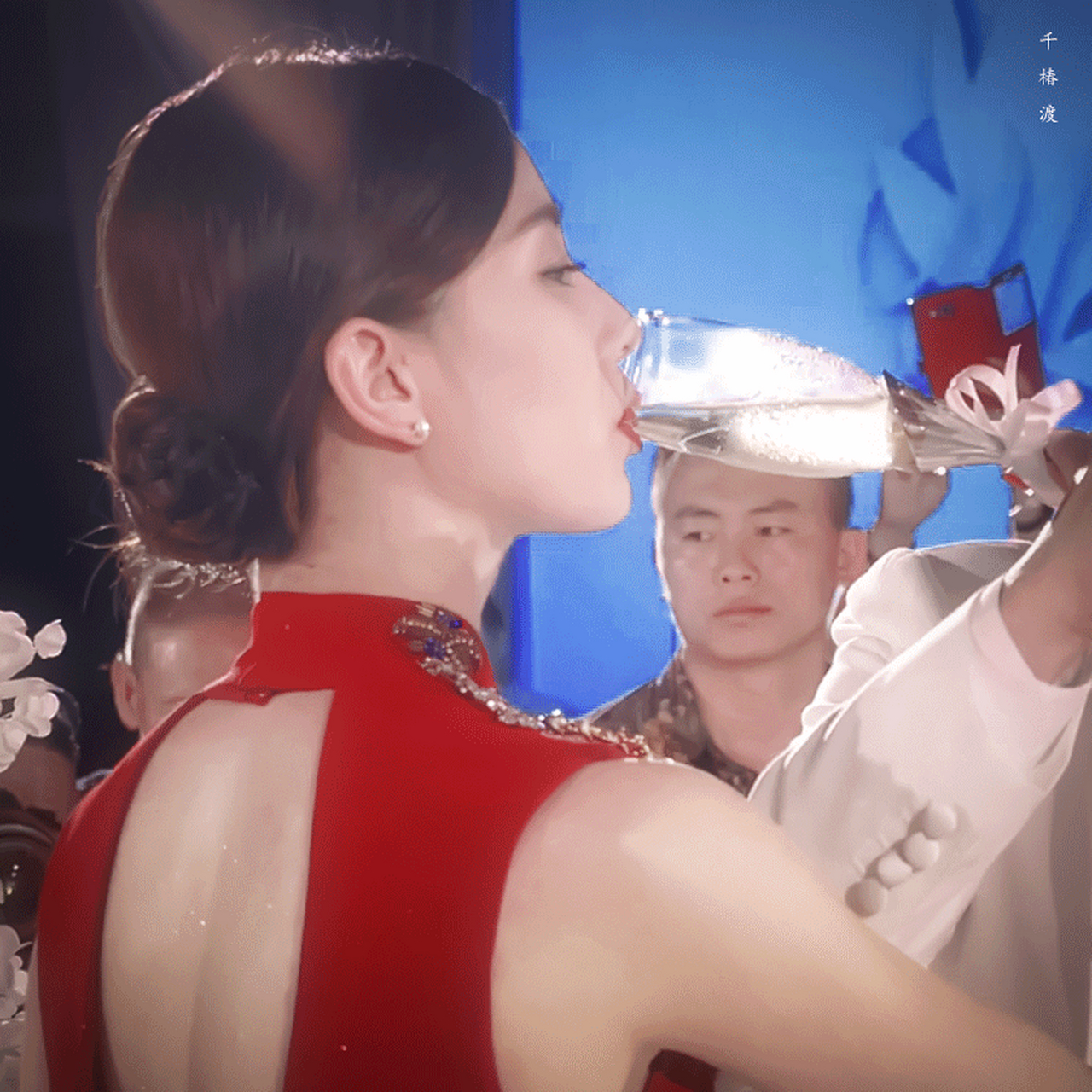 原来女明星"喝酒"都可以这么"性感"啊!