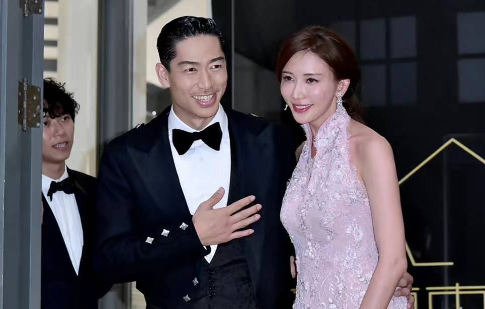 林志玲木村拓哉走秀,穿蕾丝黑裙姿态日范,老公待业在家带娃