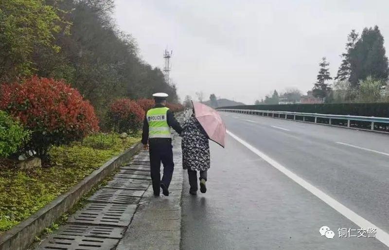 老人为抄近路上高速 民警暖心送离除隐患